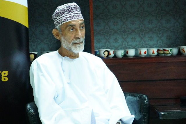 صالح زعل يضيء فانوس مقهى المسرح للجمعية العمانية للمسرح